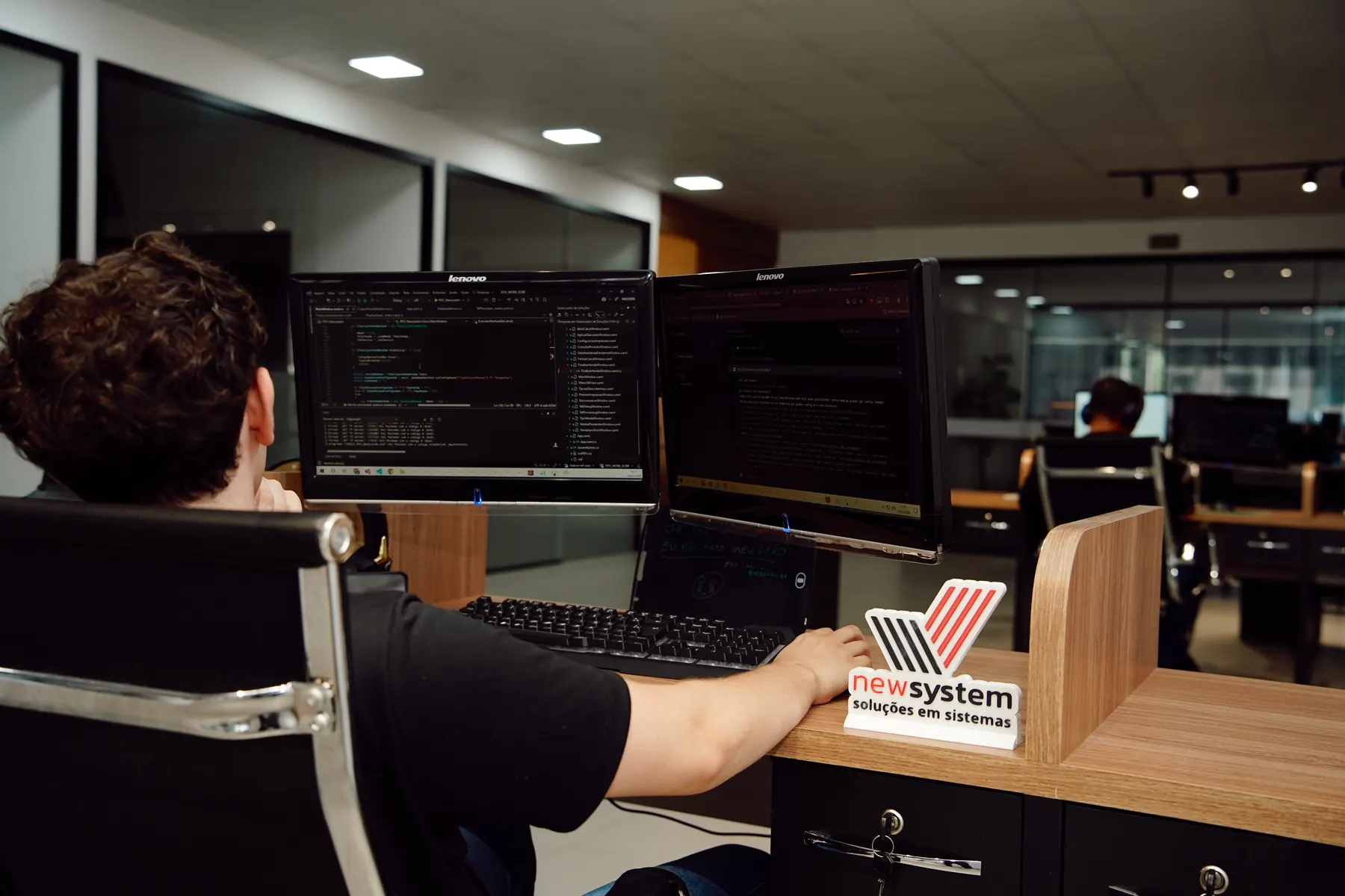 Desenvolvedor da NewSystem programando
