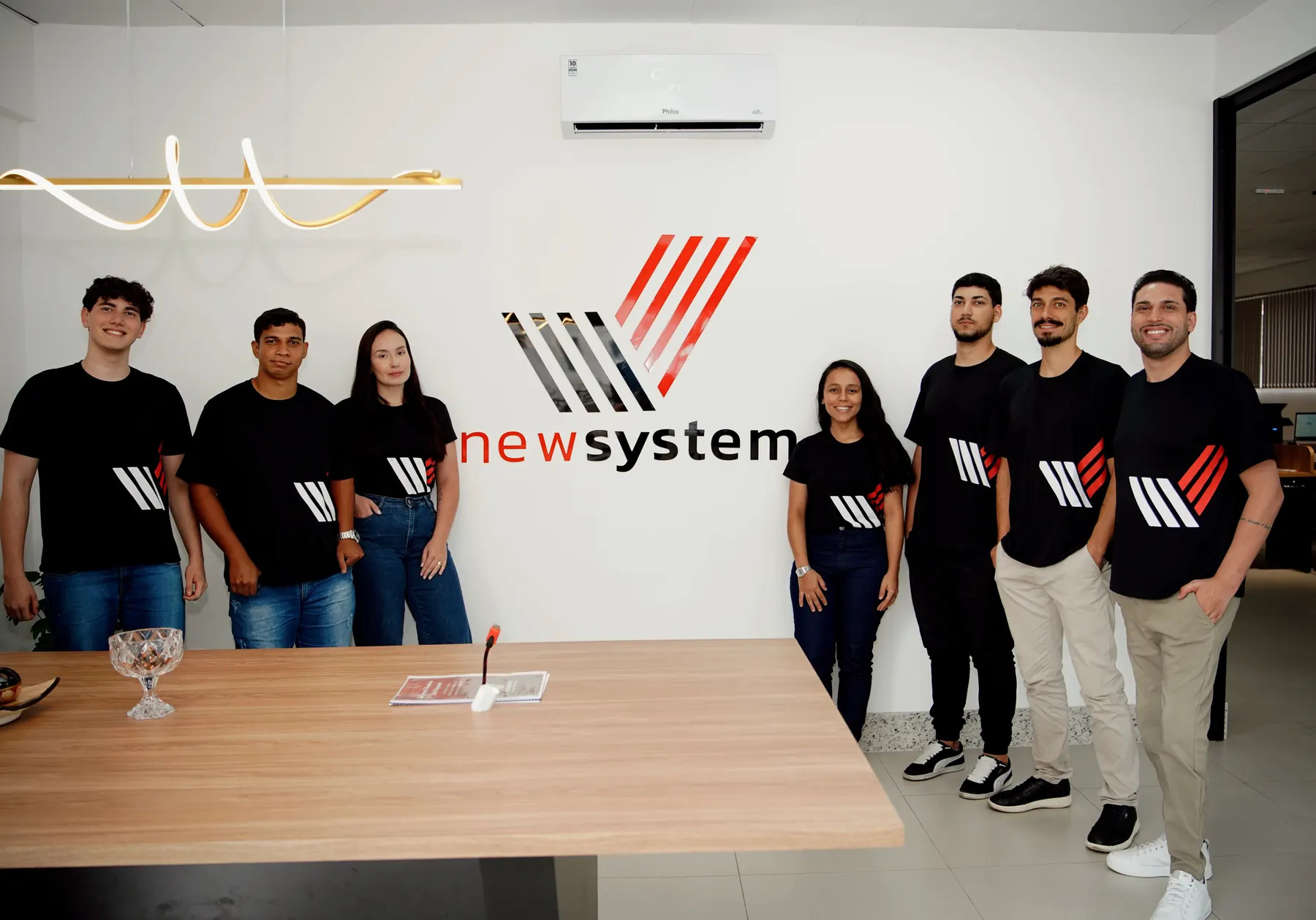 Equipe NewSystem reunida no escritório